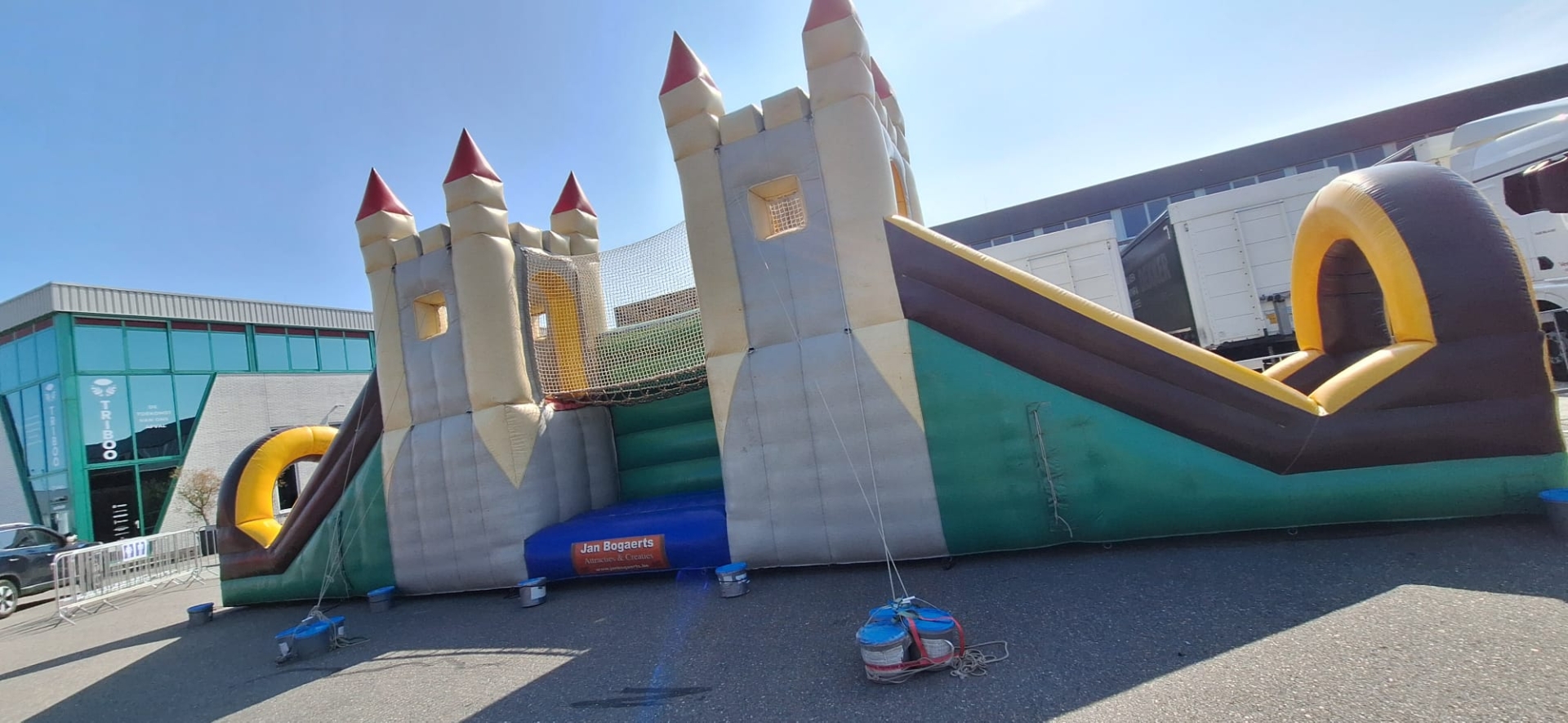 Kasteel met hangbrug