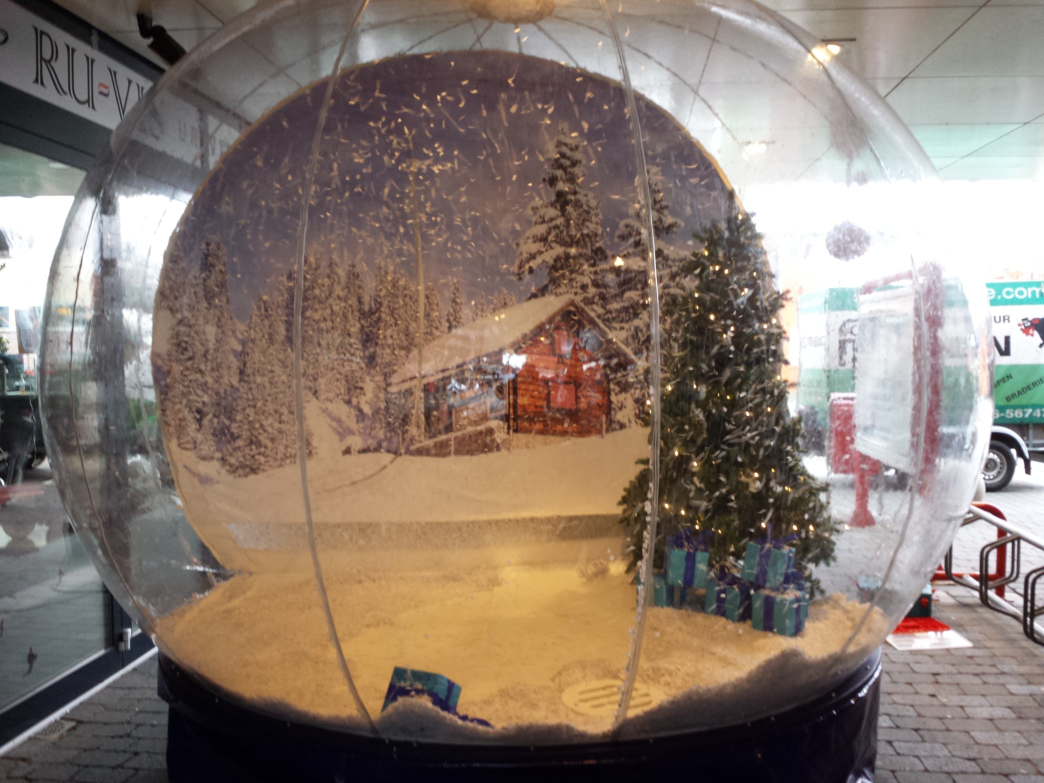 verkoop - Snowglobe (sneeuwbol) Ø3,2xH3,8m.