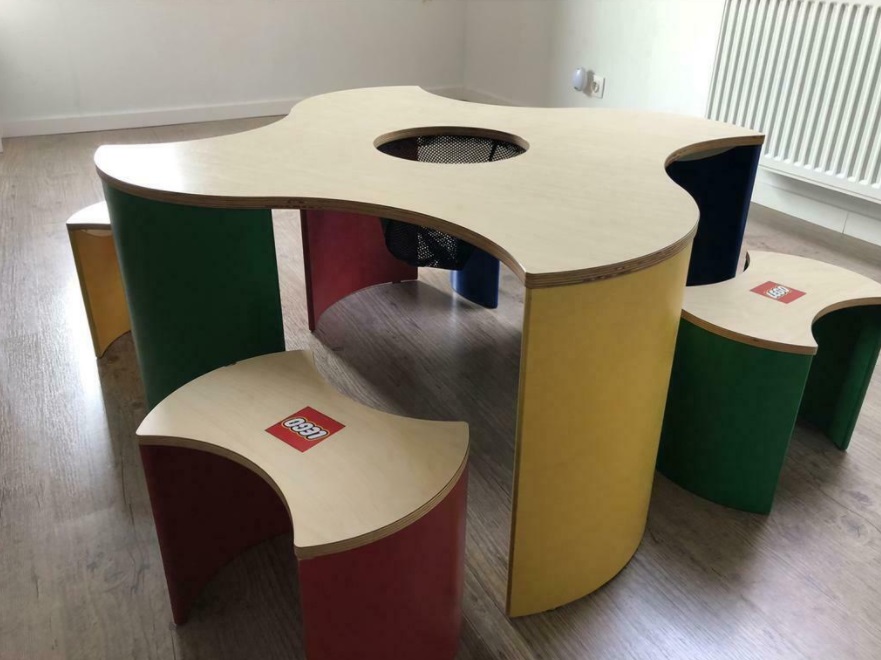 Lego speeltafel + 4 zitjes