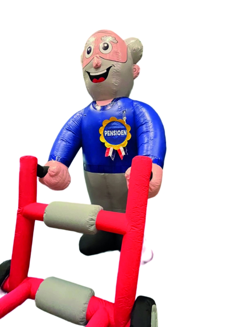 Pensioen Pop Man met Rollator H4,0 m.