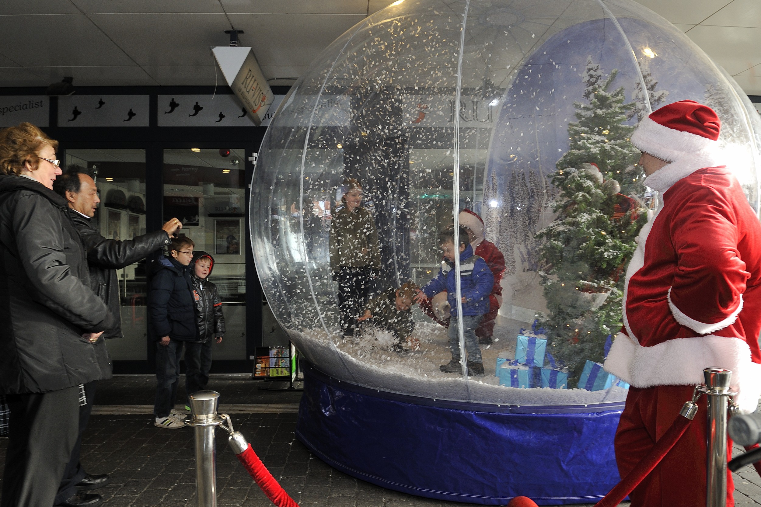 verkoop - Snowglobe (sneeuwbol) Ø3,2xH3,8m.