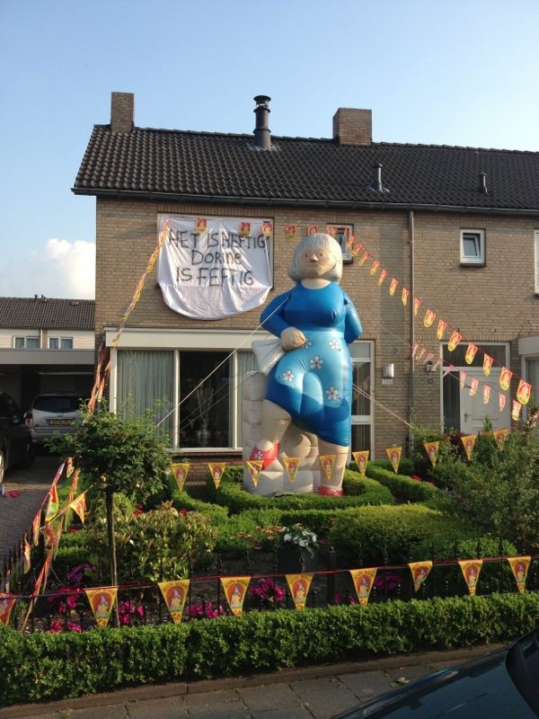 Verkoop - Sarah met waszak en wasmachine