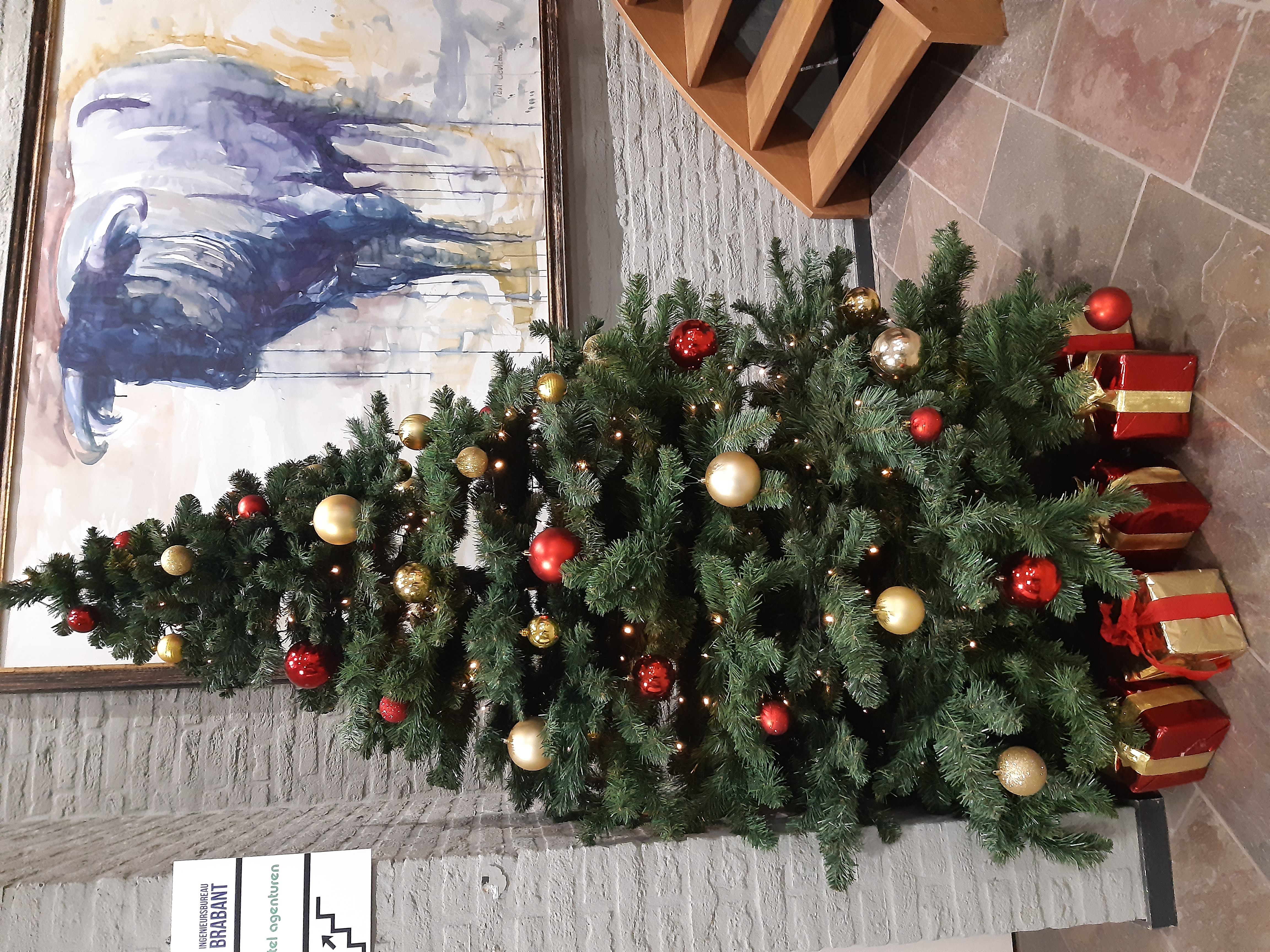 Kerstboom (kunststof) versierd -